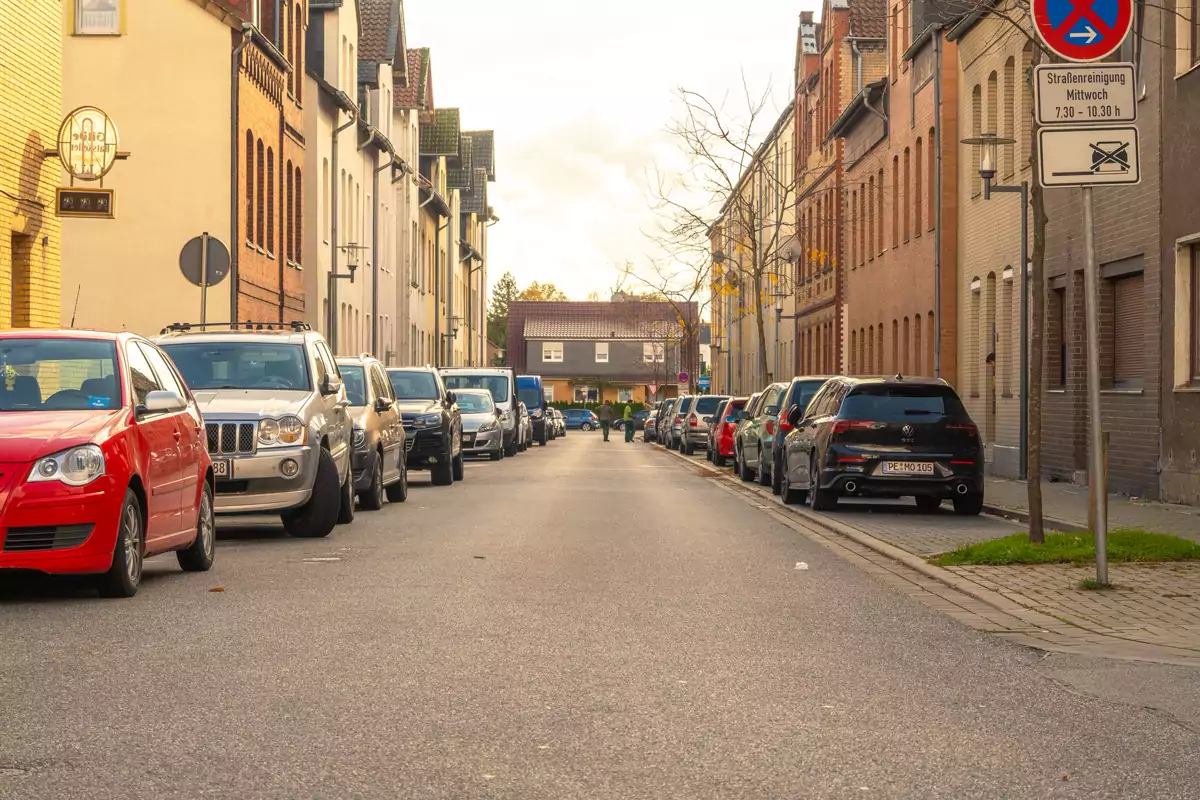Eine ruhige deutsche Straße mit Wohnhäusern auf beiden Seiten
