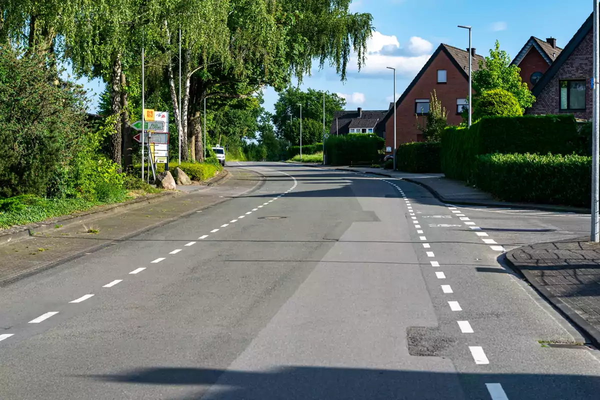 Eine ruhige deutsche Wohnstraße mit Häusern und geparkten Autos