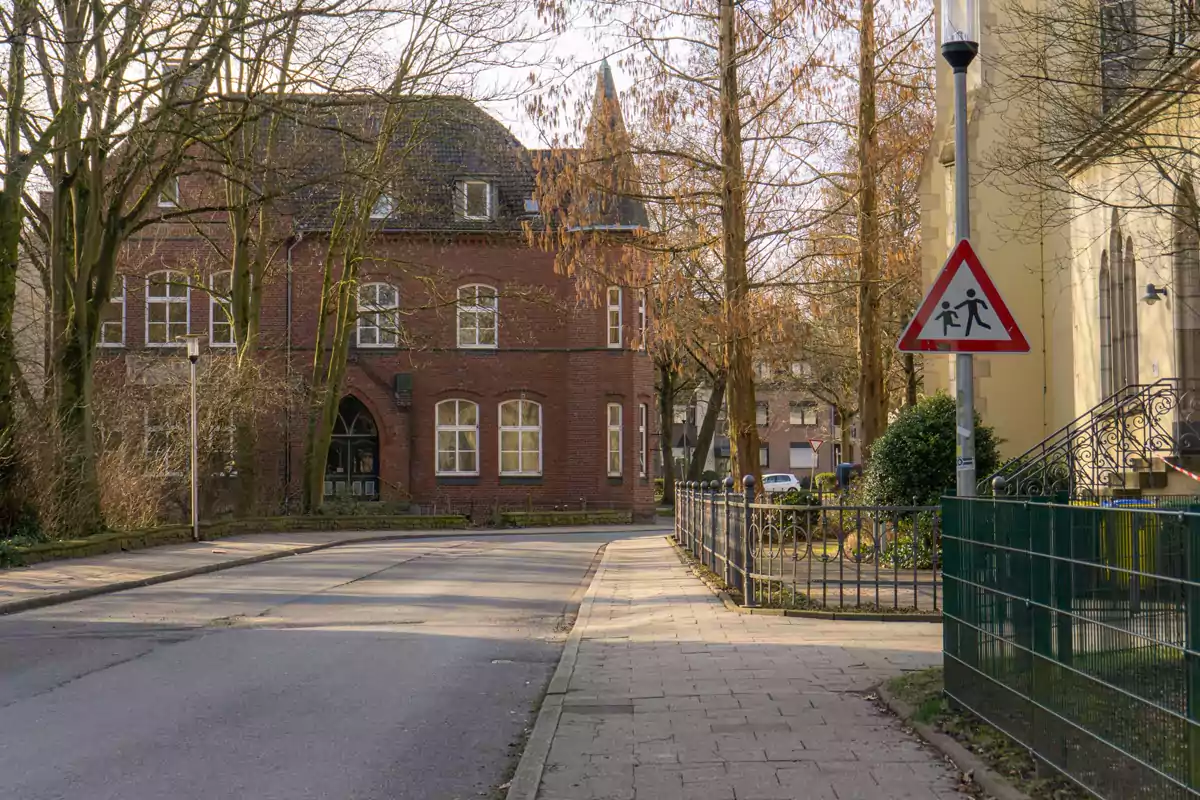 Wohn- und Geschäftshäuser säumen eine deutsche Stadtstraße