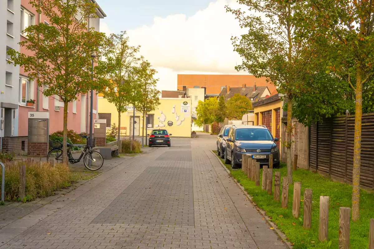 Eine ruhige deutsche Wohnstraße zwischen Häusern und Bäumen